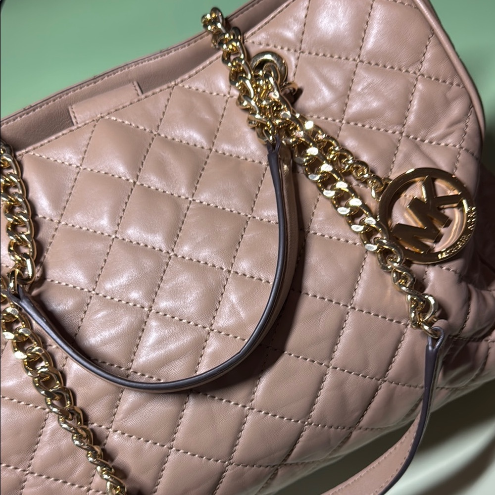 SALE
EUC Michael Kors Quilted Handbag - Tan with Gold Tone Chain